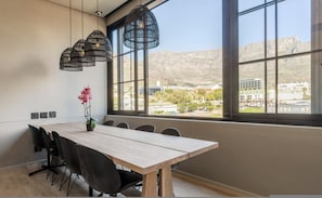 Dining - Modern Apt | Co-Working | East City (Cape Town)