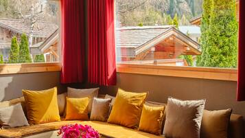 TV connectée, cheminée, baby-foot, table de tennis de table