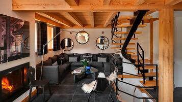 Smart-tv, een open haard, tafelvoetbal en een tafeltennistafel