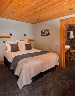 6 bedrooms, in-room safe, iron/ironing board, travel cot