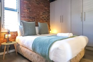 Desk, iron/ironing board, free WiFi, bed sheets - Elegant Sea Point Retreat | Splendid Views | Wifi (Cape Town)