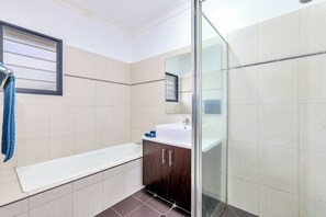 Hair dryer, towels - Saltwater Pool • 4 Bedrooms • Pet Friendly Yard (Rosebery)