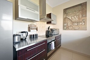 Wasserkocher mit Kaffee-/Teezubehör, Kühlschrank, Mikrowelle, Ofen