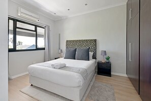 Desk, iron/ironing board, free WiFi, bed sheets - Charming One Bed | Central Green Point | Stadium (Cape Town)