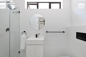 Shower, hair dryer, towels - Elegant Three Bedroom Home (Cape Town)