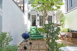 Outdoor dining - Elegant Three Bedroom Home (Cape Town)