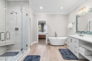Shower, hair dryer, towels - 🏖️Lakefront | Private Pool | Gulf View | Bikes | GameRoom | Destin to Relax🏖️ (Destin)