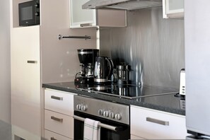 Fridge, microwave, oven, stovetop - Charming Sea Point 1 Bed with Leafy Patio (Cape Town)