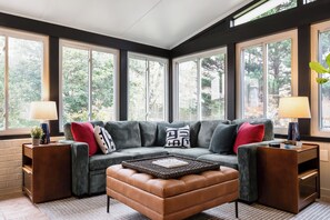 Smart TV, chimenea, videojuegos, oficina