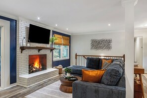 Smart TV, chimenea, videojuegos, oficina