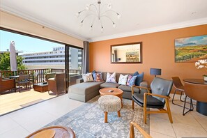 TV, offices - Sunny Sea Point Apartment with Private Balcony (Cape Town)