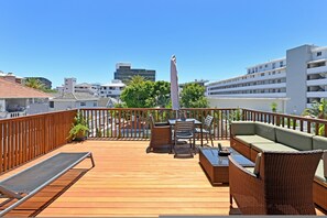 Outdoor dining - Sunny Sea Point Apartment with Private Balcony (Cape Town)