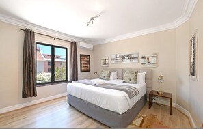 2 bedrooms, desk, iron/ironing board, free WiFi - Sunny Sea Point Apartment with Private Balcony (Cape Town)