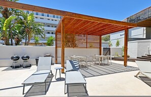 Outdoor dining - Sunny Sea Point Apartment with Private Balcony (Cape Town)