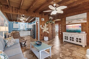 Smart TV - ⛱️Pet Friendly | Walk to Beach | Golf Cart | Sunset at the Beach⛱️ (Destin)