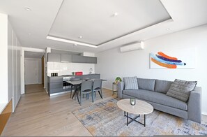 TV, offices - One Bedroom | Green Point | Spacious (Cape Town)