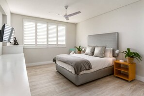 Desk, iron/ironing board, travel cot, free WiFi - Ocean Front Apartment w/Sea Views (Pleasant Ways) (Cape Town)