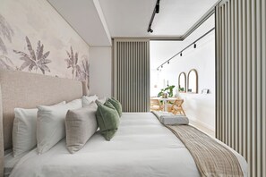 Desk, iron/ironing board, free WiFi, bed sheets - Quiet 1Bed Green Point Retreat | Central and Elegant (Cape Town)
