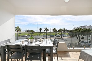 Outdoor dining - Spacious 3 Bed Apartment | Sea Point | Ocean views (Cape Town)