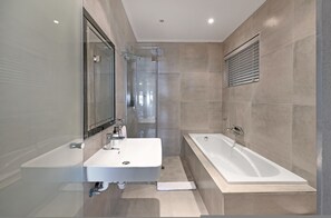 Shower, hair dryer, towels - Spacious 3 Bed Apartment | Sea Point | Ocean views (Cape Town)