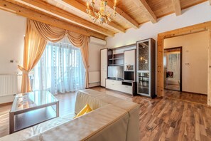 Smart TV, table football, ping pong, stereo - Comfortable and lovingly furnished vacation home with pool and whirlpool (Polača)