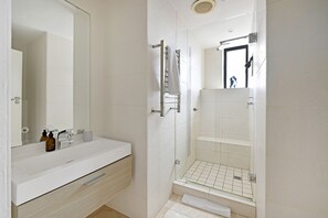 Shower, hair dryer, towels - 2 Bed Bantry Bay | City and Sea View | 100m to Beach (Cape Town)