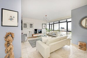 TV, offices - 2 Bed Bantry Bay | City and Sea View | 100m to Beach (Cape Town)