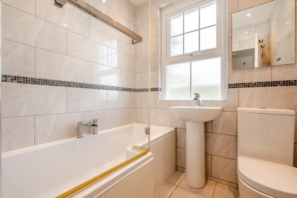 Une salle de bain moderne avec une baignoire, un lavabo et des toilettes.
