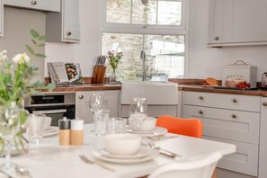 Microwave, oven, dishwasher, high chair - 3 Bed in Fowey (oc-g33050) (Fowey)