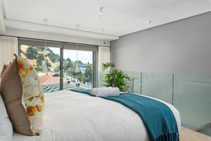 Desk, iron/ironing board, free WiFi, bed sheets - Stylish 1Bed | Secure | Mountain Views (Cape Town)