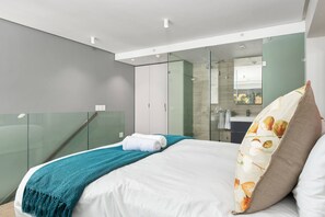 Työpöytä, silitysrauta/-lauta, ilmainen Wi-Fi, vuodevaatteet