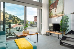 TV, offices - Stylish 1Bed | Secure | Mountain Views (Cape Town)