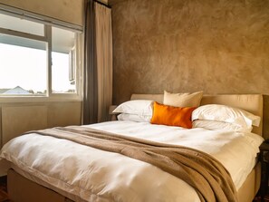 Desk, iron/ironing board, free WiFi, bed sheets - Modern One Bed | Central Green Point | Stadium (Cape Town)