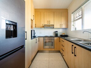 Fridge, microwave, oven, stovetop - Modern One Bed | Central Green Point | Stadium (Cape Town)