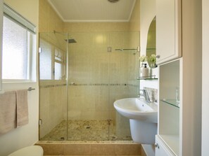Douche, sèche-cheveux, serviettes fournies