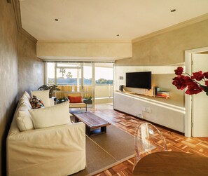 TV, offices - Modern One Bed | Central Green Point | Stadium (Cape Town)