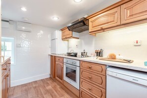 Mikrowelle, Ofen, Geschirrspüler, Hochstuhl