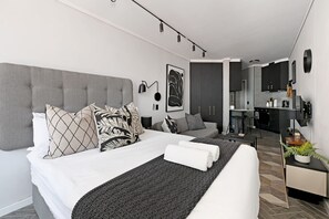 Iron/ironing board, free WiFi, bed sheets - The Flamingo | Sea Point Promenade & Walk to Beach (Cape Town)