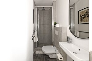 Shower, hair dryer, towels - The Flamingo | Sea Point Promenade & Walk to Beach (Cape Town)