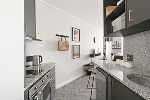 Fridge, microwave, oven, stovetop - The Flamingo | Sea Point Promenade & Walk to Beach (Cape Town)