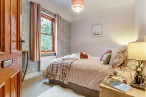 Iron/ironing board, free WiFi, bed sheets