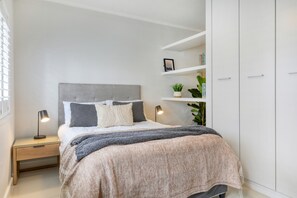 Desk, iron/ironing board, free WiFi, bed sheets - Chic Sea Point Retreat|Walk to the Promenade&Cafés (Cape Town)