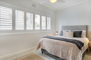 Escritorio, tabla de planchar con plancha, wifi gratis y ropa de cama 