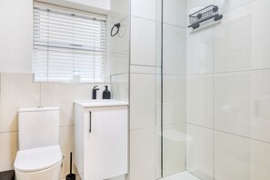 Shower, hair dryer, towels - Chic Sea Point Retreat|Walk to the Promenade&Cafés (Cape Town)