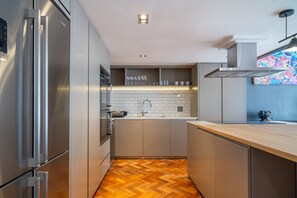 Fridge, microwave, oven, stovetop - Two Bed | Designer luxury | Central De Waterkant (Cape Town)