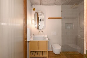 Een douche, een haardroger, handdoeken