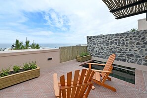 Terrace/patio - Elegant Camps Bay One Bed | Eco Pool | Modern (Cape Town)