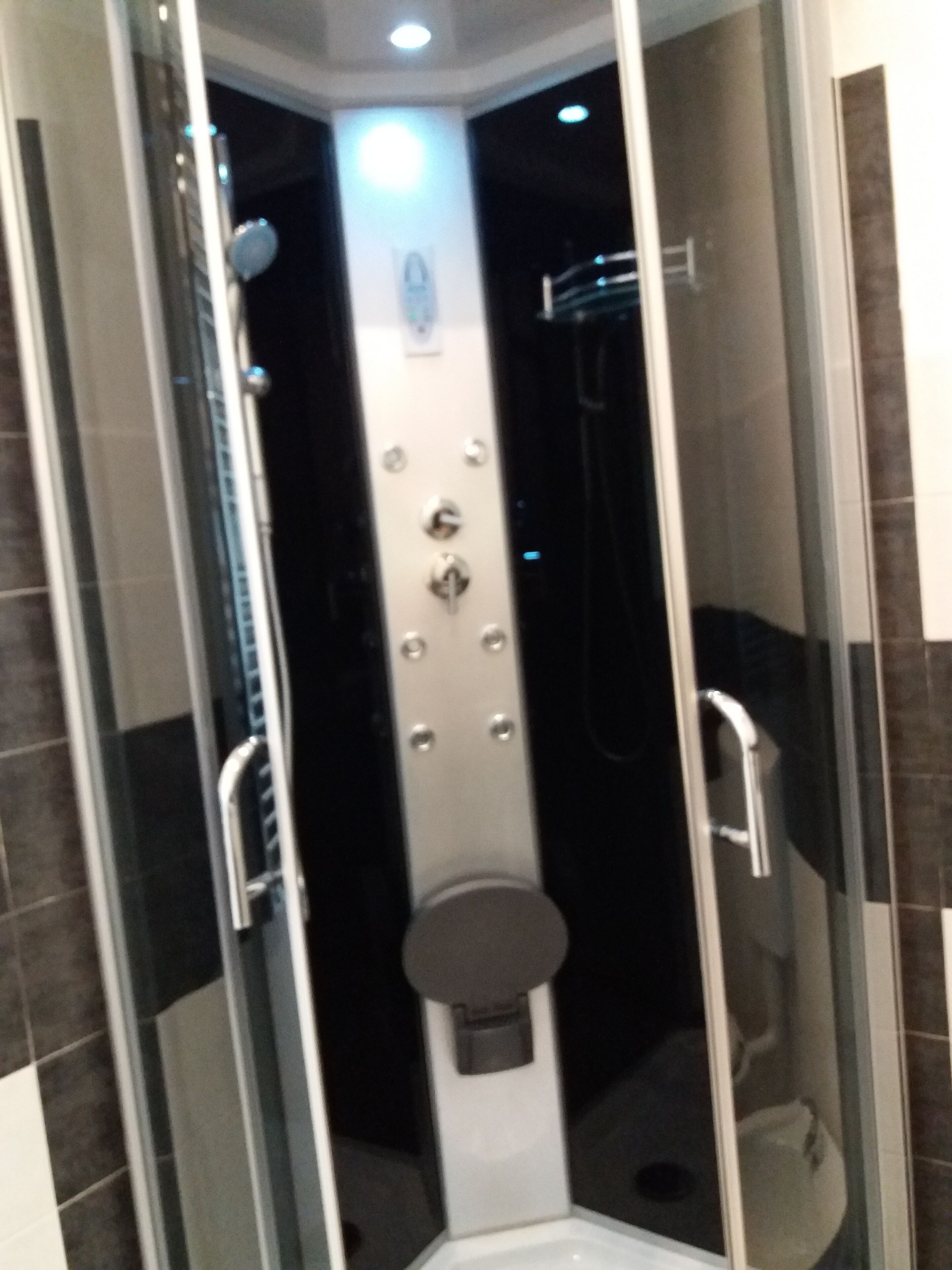 Doccia, asciugacapelli, bidet, asciugamani