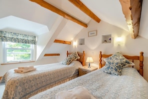 Travel crib, free WiFi, bed sheets