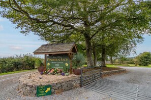 Property grounds - 2 Bed in Ponthirwaun (oc-c33293) (Ponthirwaun)